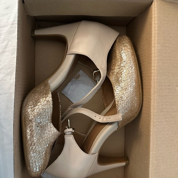 Sofft Metallic Gold Heels - Picture 2 of 5
